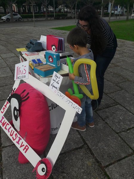 Criança a explorar os diversos materiais e jogos presentes no stand da Íris
