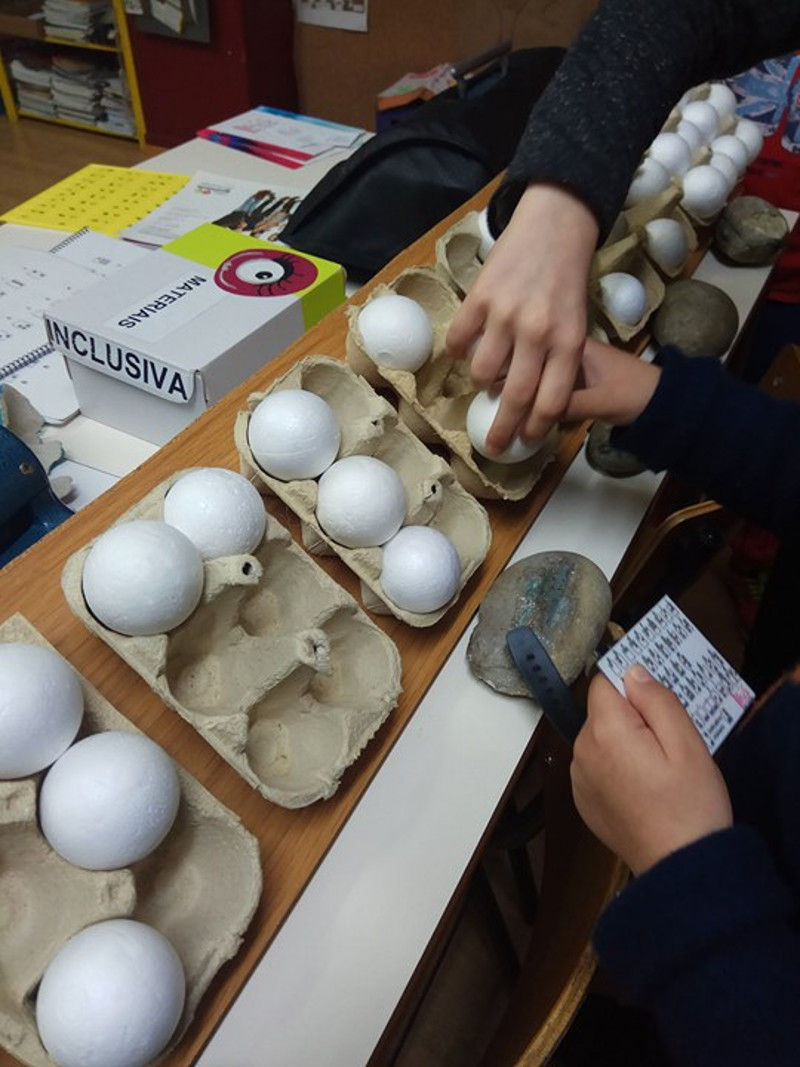 Materiais utilizados na ao: caixas de ovos para simular a clula Braille