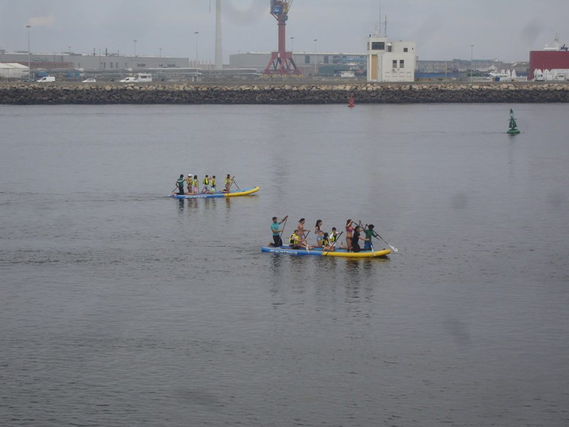 Imagem das duas pranchas utilizadas na atividade já no mar com os participantes
