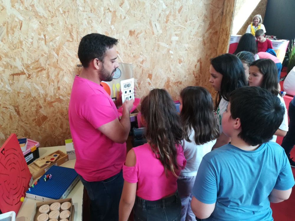 Grupo de crianças em visita ao stand da Íris na Expolima