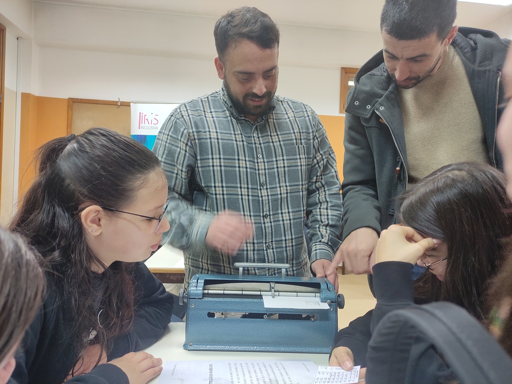 Momento de experimentação da máquina Braille por alunos e professores