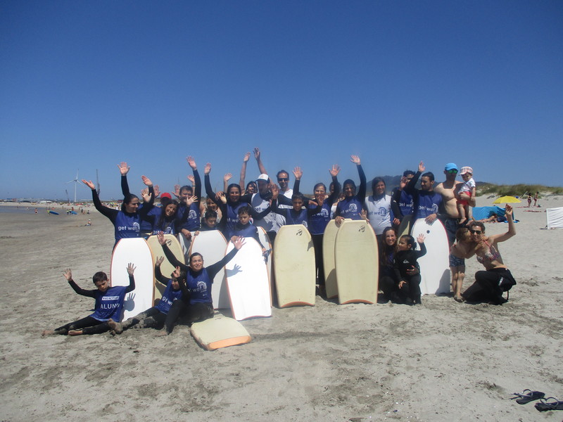 Imagem do grupo de participantes na experimentao, tirada na Praia do Cabedelo no final da atividade