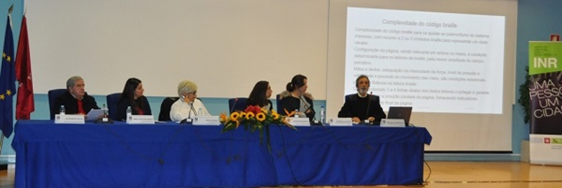 Imagem da mesa de oradores de um dos painéis do Seminário