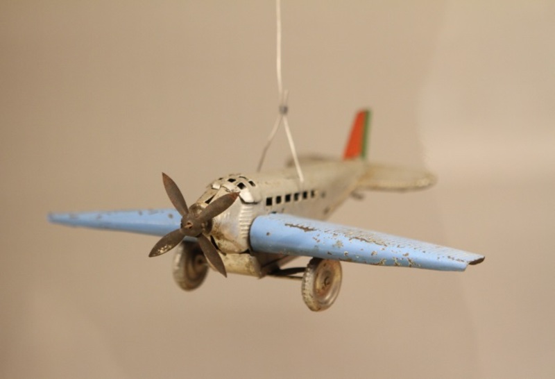 Avião em folha de flandres exposto no Museu