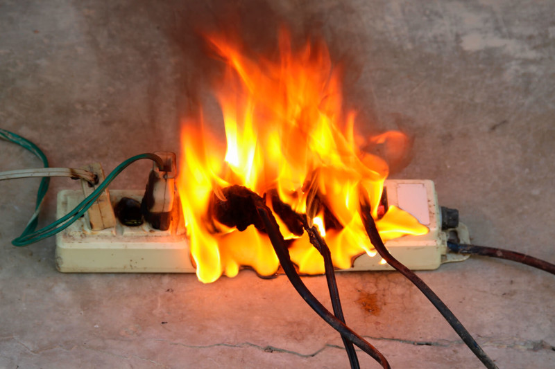Imagem de uma extenso elctrica em chamas