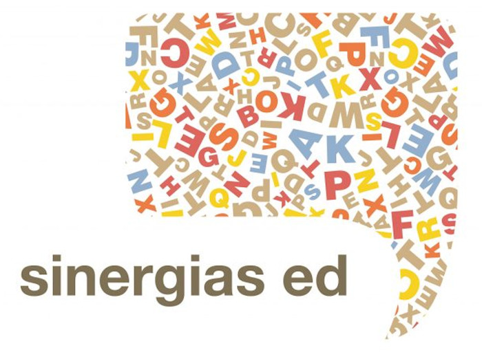 Logótipo do Sinergias ED, em que um balão de fala aparece preenchido com letras de diferentes tamanhos, tipos e cores.