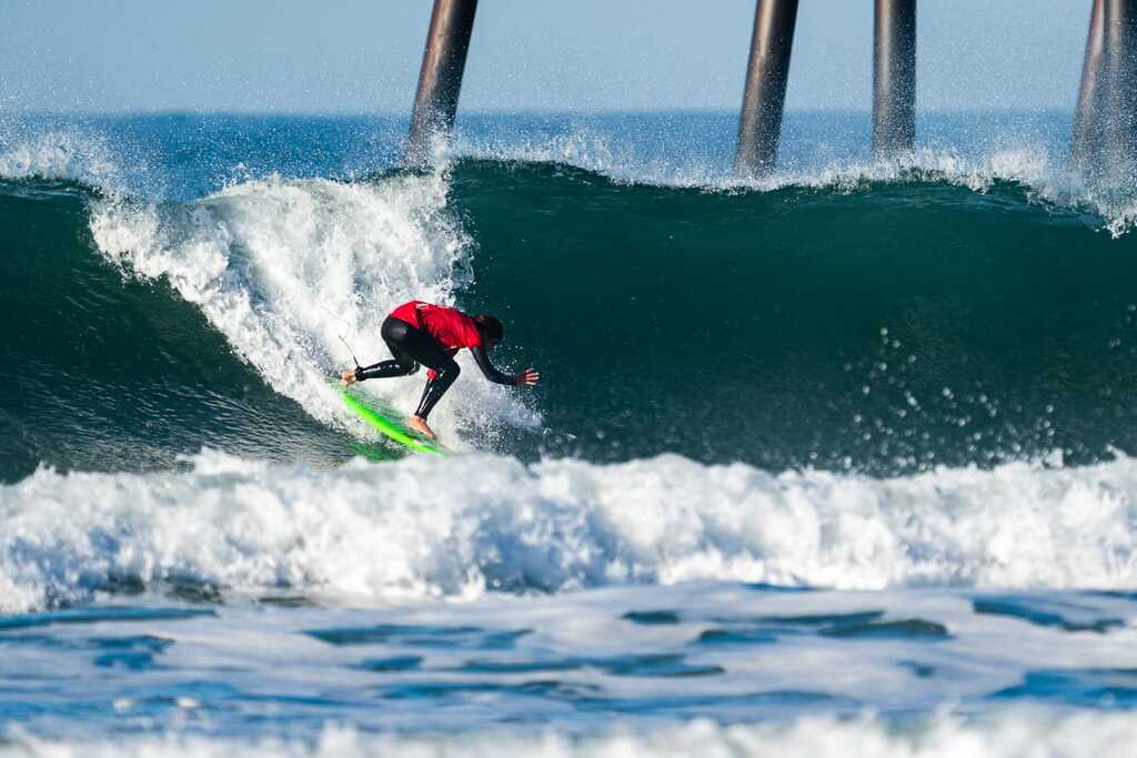 Marta a surfar uma onda durante a competição
