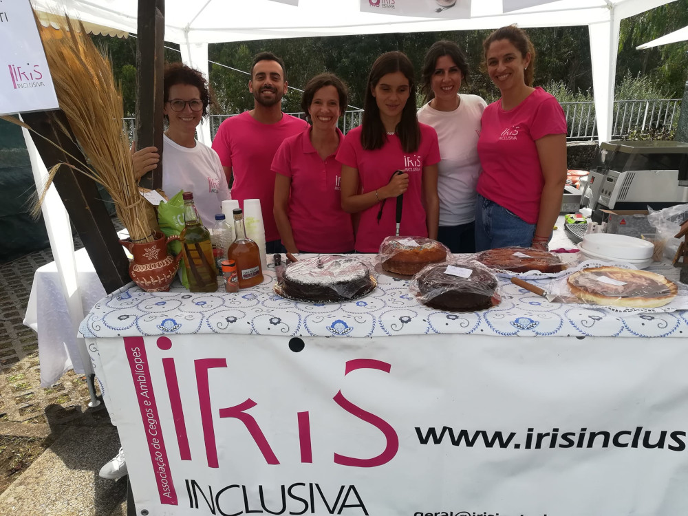 Foto de grupo no stand da Íris no Arraial Gastronómico em Outeiro