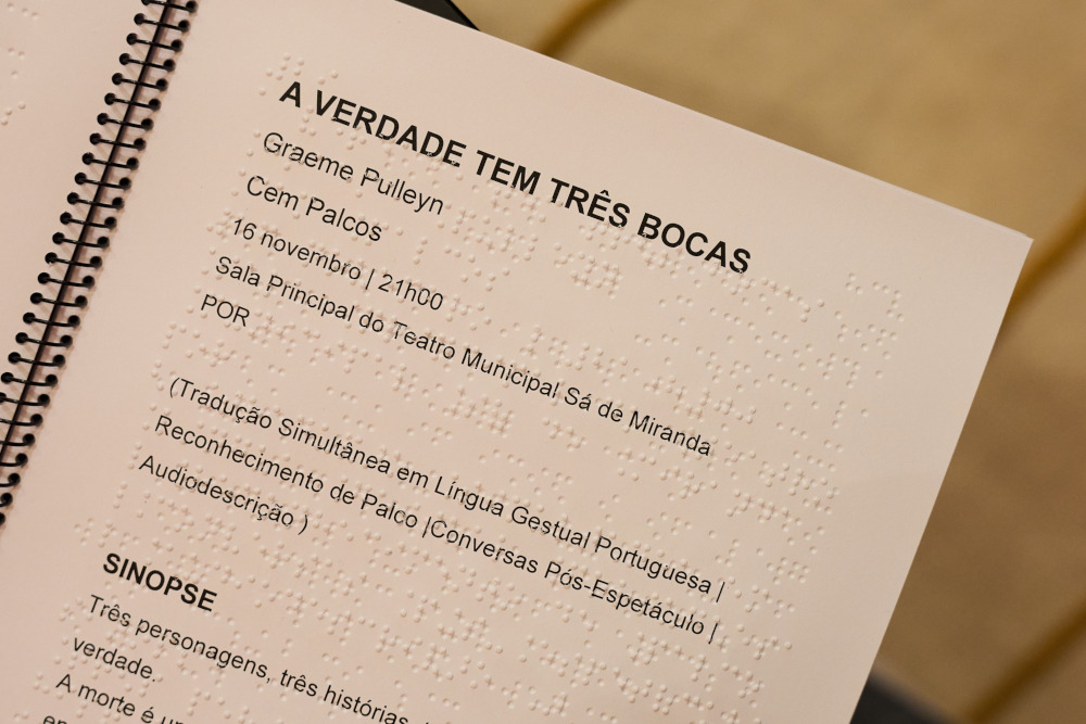 Caderno de programao impresso em simultneo a negro e em Braille