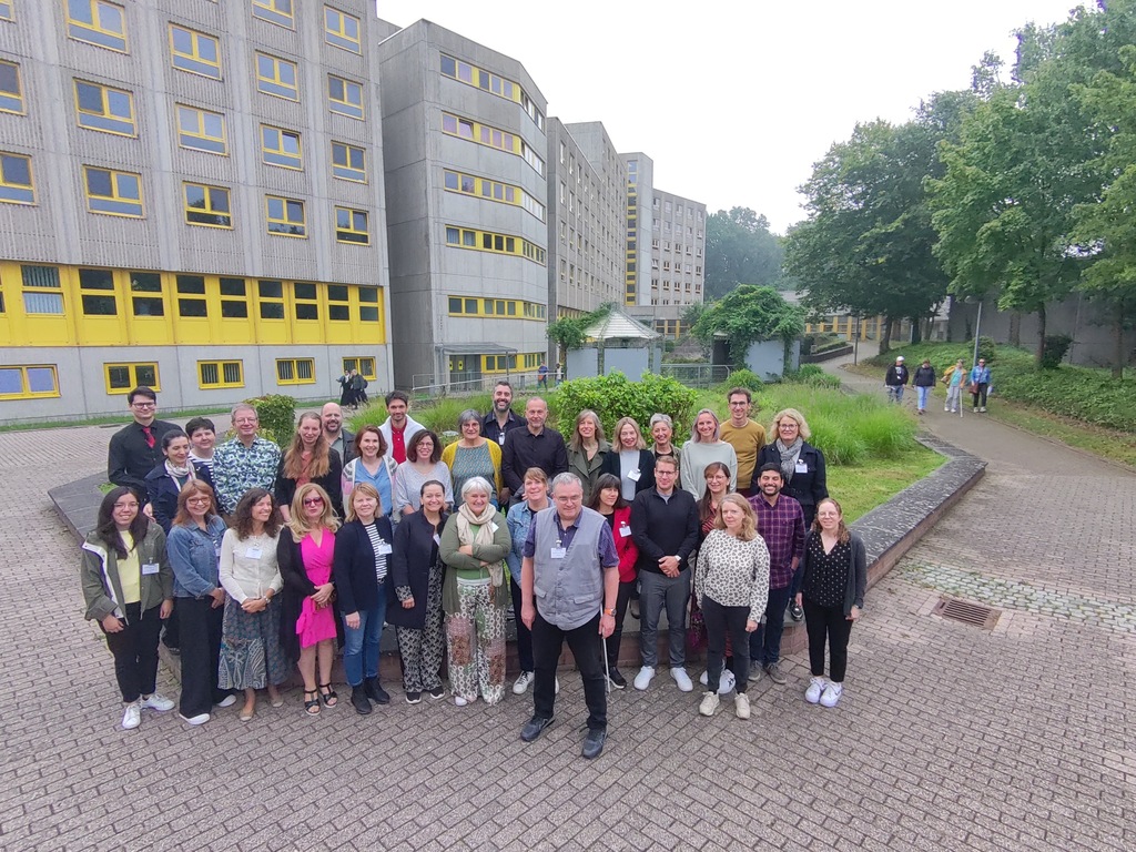 Foto do grupo de cerca de trinta participantes, no exterior do edifício em que decorreu o evento