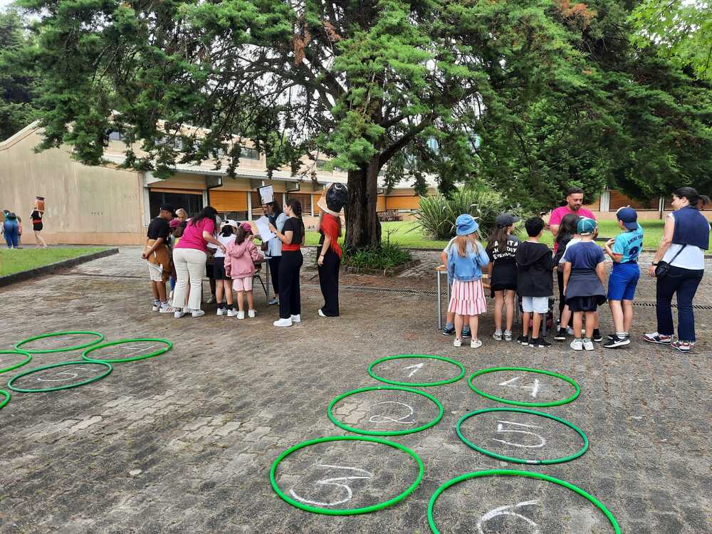 Grupo de crianças participantes na atividade Braillarico, no projeto Vivências Artísticas