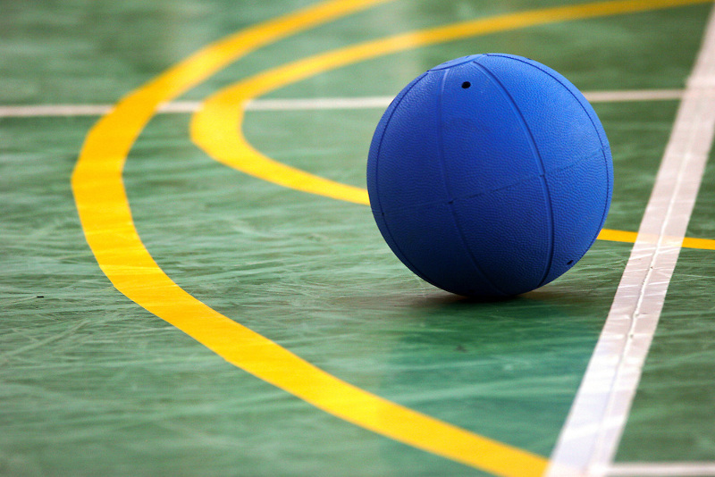 Na imagem uma bola azul de Goalbal sobre um campo de jogo