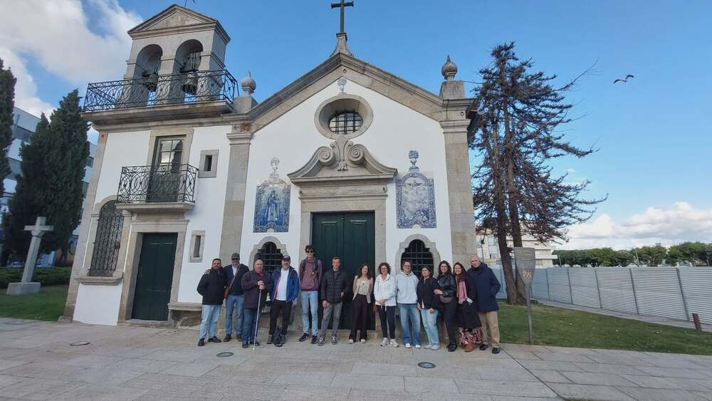 O grupo em visita à cidade de Viana do Castelo. Foto do grupo com uma Igreja ao fundo.
