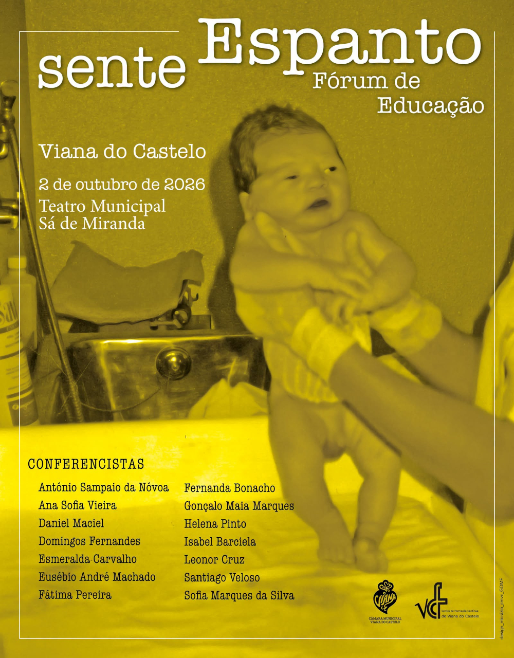 Cartaz do fórum de educação “Sente Espanto” em tons de amarelo. A imagem mostra um bebé a ser segurado por um adulto. Inclui lista de conferencistas e logótipos das entidades organizadoras.